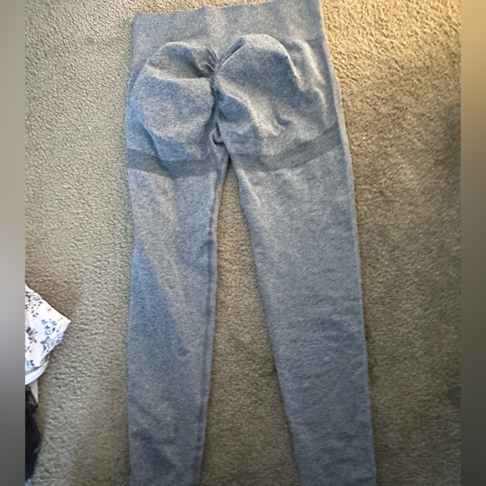 Stretchy athletic leggings